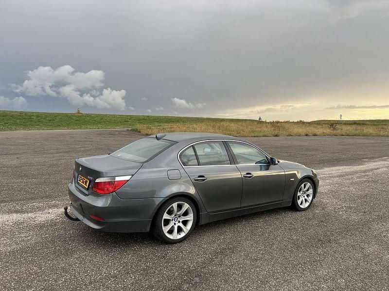Grijs Gebruikt 2006 BMW 525 Executive Sedan | € 2.750 (Eerlijke prijs) - Afbeelding 1/4