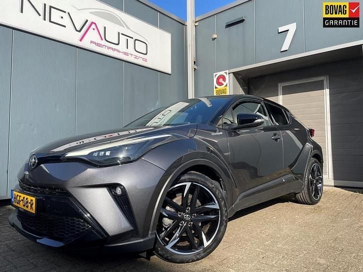 Grijs Occasion 2021 Toyota C-HR Sport SUV | € 26.400 (Eerlijke prijs) - Afbeelding 1/4