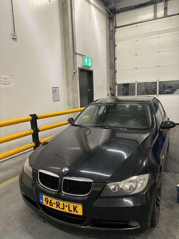 Zwart Gebruikt 2005 BMW 320 Sedan | € 800 (Goede deal) - Afbeelding 1/4