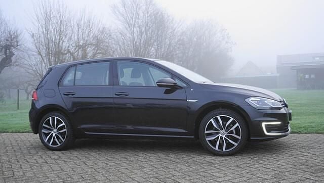 Zwart Gebruikt 2020 VW e-Golf Hatchback | € 12.750 (Goede deal) - Afbeelding 1/4