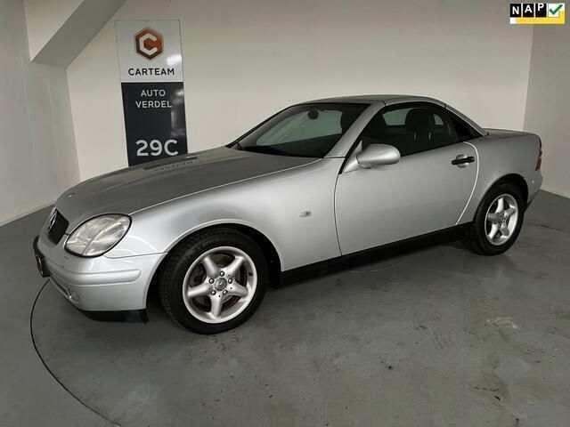 Grijs, metallic lak Gebruikt 1998 Mercedes SLK200 Cabriolet | € 2.500 (Goede deal) - Afbeelding 1/4