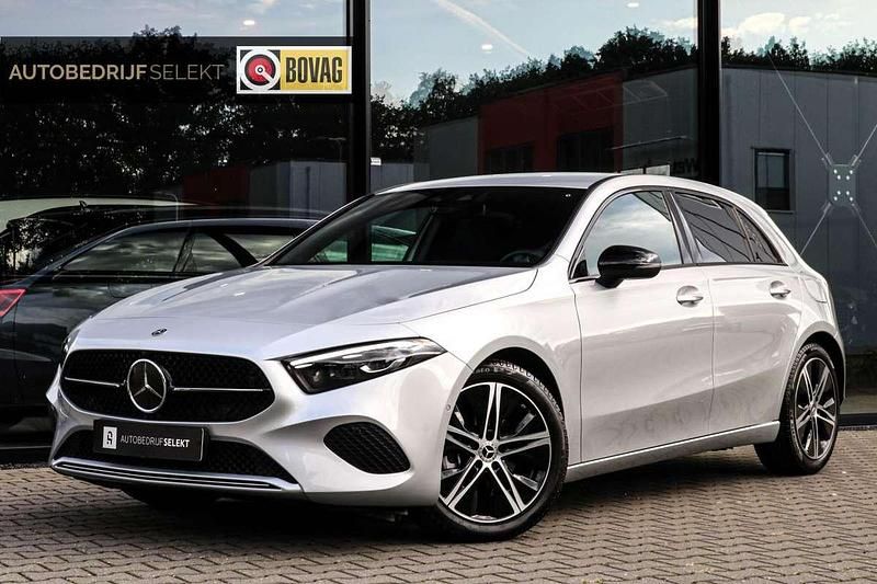 Grijs Gebruikt 2024 Mercedes A180 Luxury Hatchback | € 32.900 (Super prijs) - Afbeelding 1/4