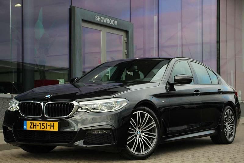 Zwart Gebruikt 2019 BMW 520 Executive Sedan | € 27.900 (Eerlijke prijs) - Afbeelding 1/4