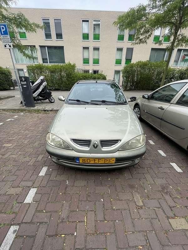 Groen Gebruikt 2002 Renault Mégane II Expression Sedan | € 950 (Goede deal) - Afbeelding 1/4