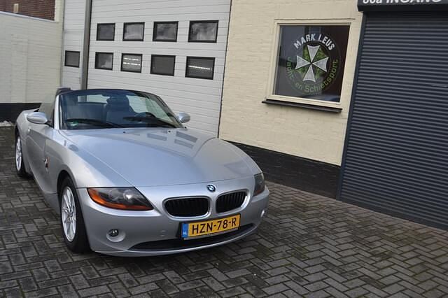 Grijs Gebruikt 2004 BMW Z4 Cabriolet | € 10.850 (Eerlijke prijs) - Afbeelding 1/4
