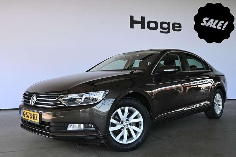 Bruin, metallic lak Gebruikt 2018 VW Passat Trendline Sedan | € 16.440 (Super prijs) - Afbeelding 1/4