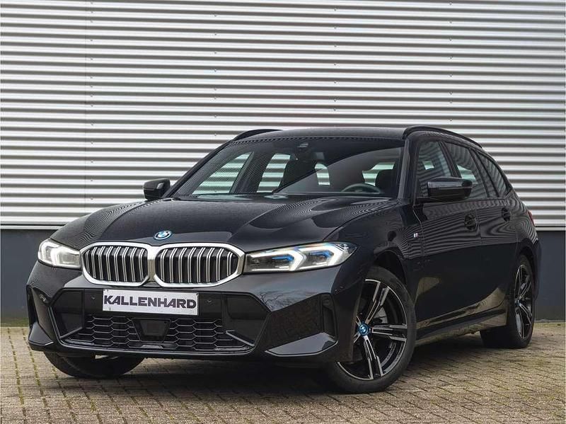 Zwart Gebruikt 2024 BMW 330e M Sport Stationwagen | € 53.875 (Eerlijke prijs) - Afbeelding 1/4
