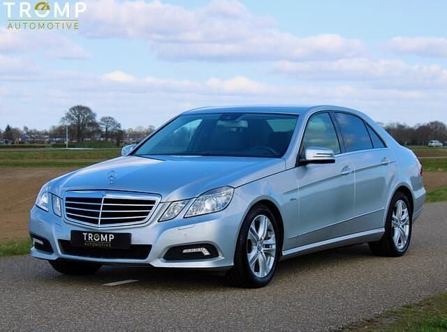 Grijs Gebruikt 2009 Mercedes E200 Sedan | € 9.995 (Eerlijke prijs) - Afbeelding 1/4