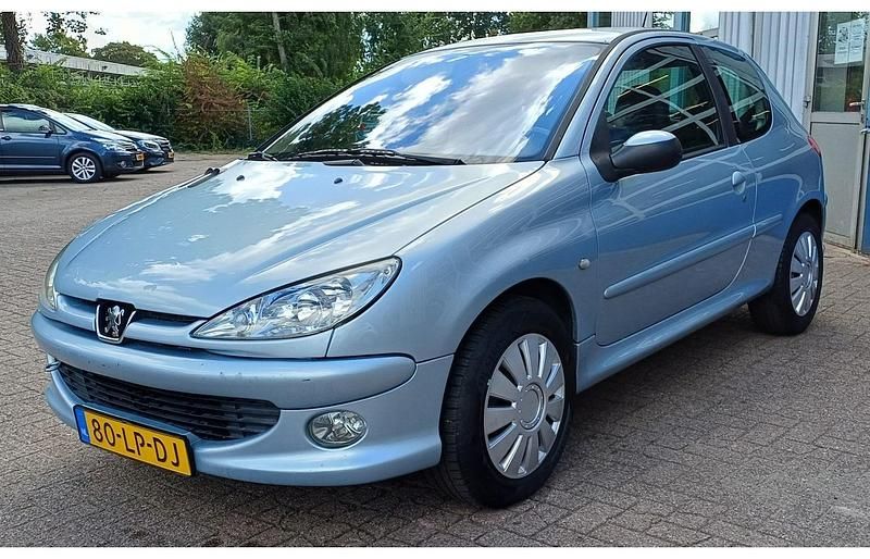 Grijs (metallic) Gebruikt 2003 Peugeot 206 Premium Hatchback | € 950 (Goede deal) - Afbeelding 1/4