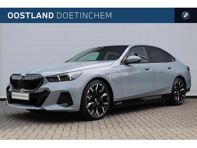 Grijs Gebruikt 2025 BMW 530e M Sport Sedan | € 86.979 - Afbeelding 1/3