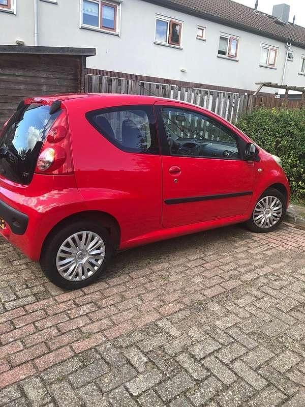 Rood Gebruikt 2006 Peugeot 107 Hatchback | € 1.500 (Eerlijke prijs) - Afbeelding 1/4