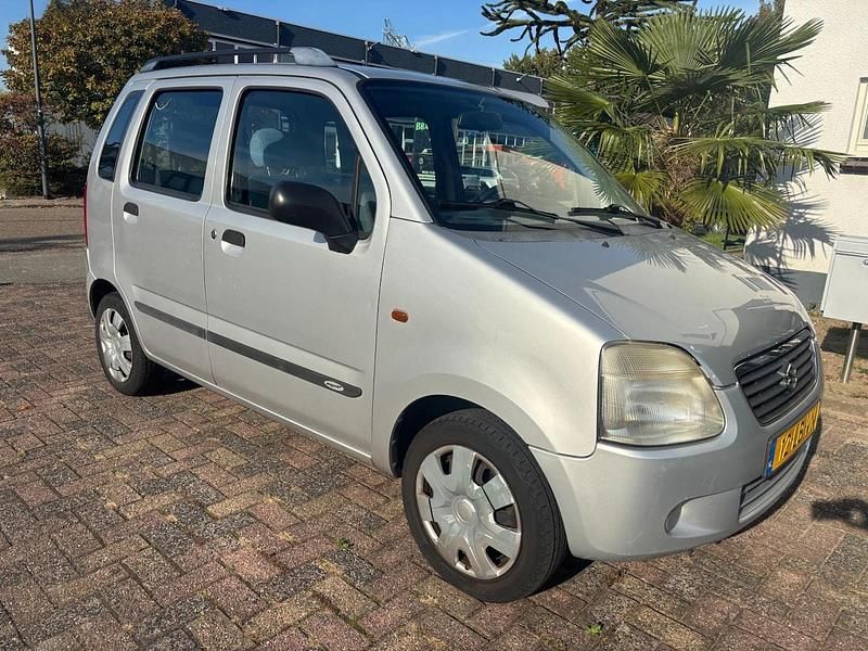Grijs (metallic) Gebruikt 2002 Suzuki Wagon R+ GL Stationwagen | € 490 (Eerlijke prijs) - Afbeelding 1/4