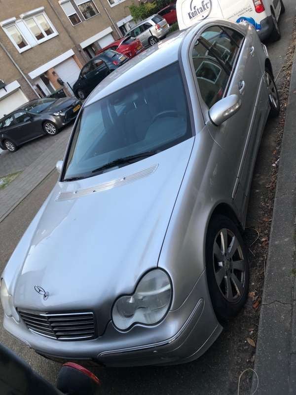 Grijs Gebruikt 2003 Mercedes C200 Elegance Sedan | € 2.950 (Eerlijke prijs) - Afbeelding 1/4