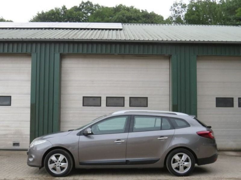 Grijs, metallic lak Gebruikt 2010 Renault Mégane III Dynamique Hatchback | € 4.950 (Eerlijke prijs) - Afbeelding 1/4