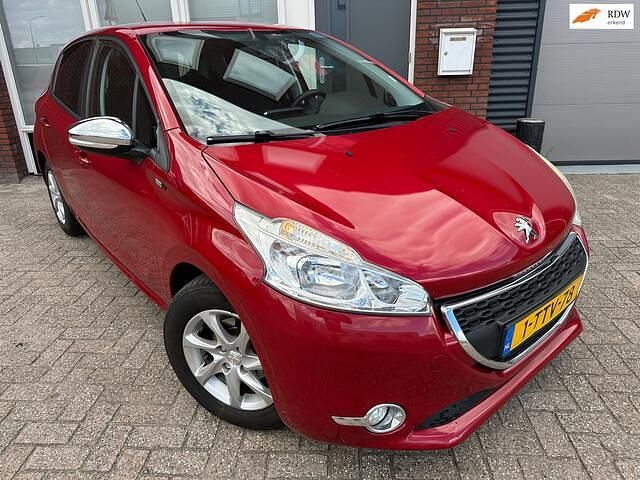 Rood, metallic lak Gebruikt 2014 Peugeot 208 Style Hatchback | € 4.900 (Goede deal) - Afbeelding 1/4