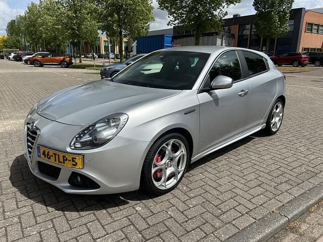 Occasion Alfa Romeo Giulietta Distinctive 170 PK (125 kW) 2012 Grijs, metallic lak Hatchback