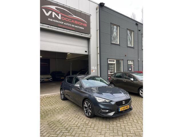 Grijs Gebruikt 2021 Seat Leon FR Hatchback | € 19.950 (Eerlijke prijs) - Afbeelding 1/4
