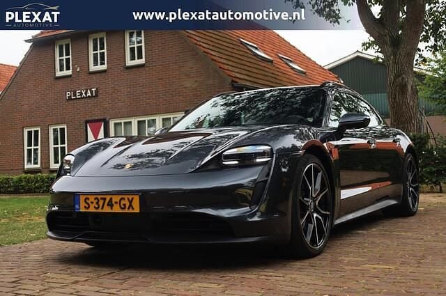 Grijs Gebruikt 2023 Porsche Taycan Sport Turismo Sedan | € 64.945 (Super prijs) - Afbeelding 1/4