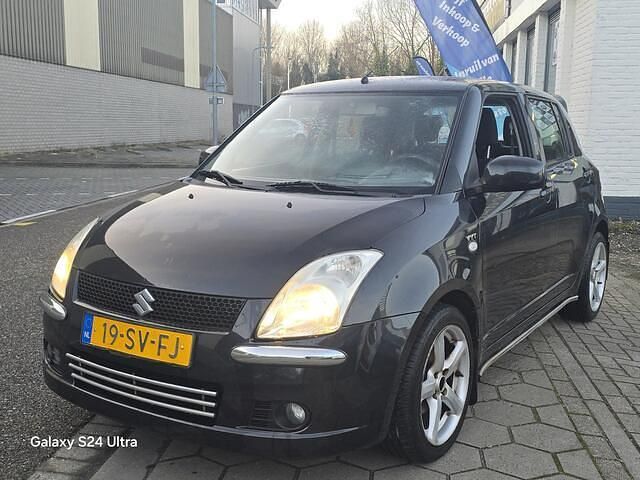 Zwart Occasion 2006 Suzuki Swift Exclusive Hatchback | € 1.999 (Eerlijke prijs) - Afbeelding 1/4