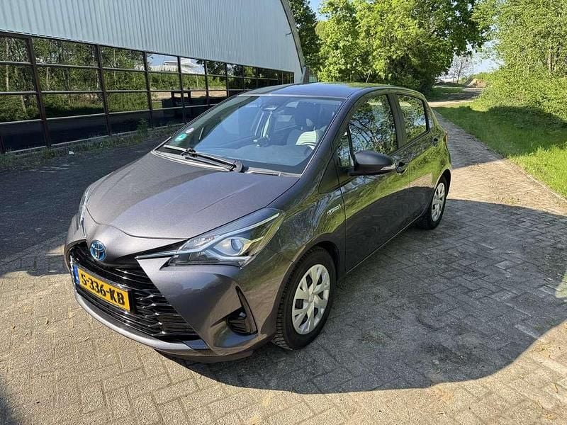 Gebruikt 2017 Toyota Yaris Hybrid Comfort Sedan | € 14.950 (Super prijs) - Afbeelding 1/4