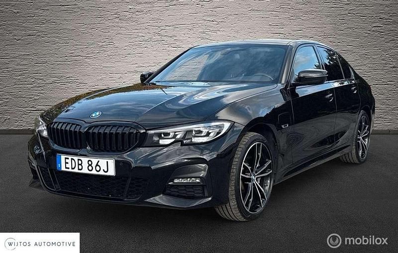 Zwart Gebruikt 2022 BMW 330e M Sport Sedan | € 33.950 (Eerlijke prijs) - Afbeelding 1/4