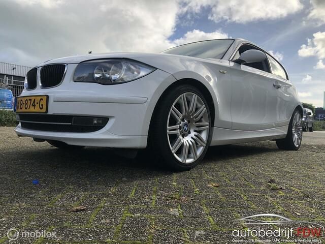 Wit Gebruikt 2008 BMW 116 Hatchback | € 3.190 (Eerlijke prijs) - Afbeelding 1/4