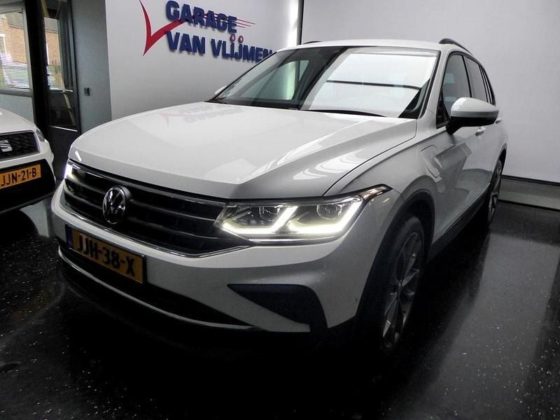 Wit Gebruikt 2022 VW Tiguan SUV | € 26.500 - Afbeelding 1/4