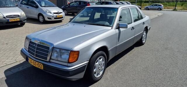 Grijs Gebruikt 1991 Mercedes E230 Sedan | € 2.900 - Afbeelding 1/4