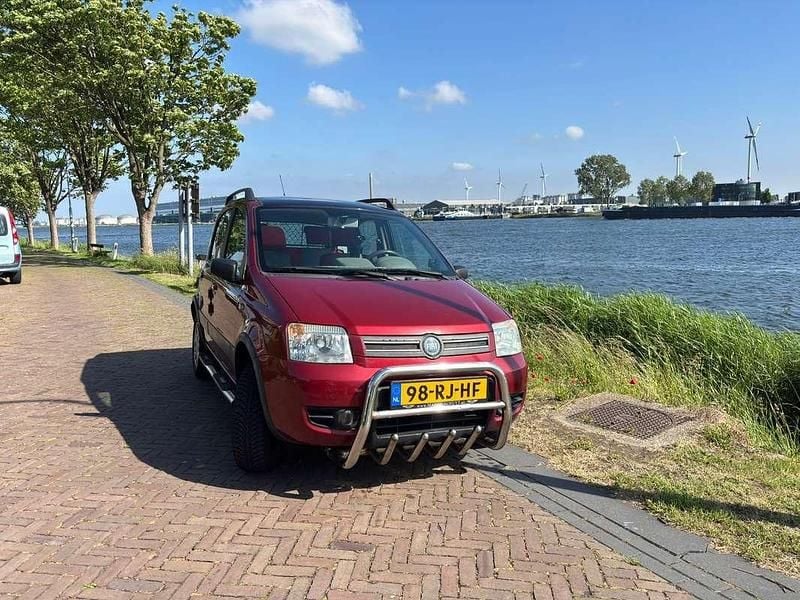 Rood Occasion 2005 Fiat Panda 4x4 Hatchback | € 2.000 - Afbeelding 1/4