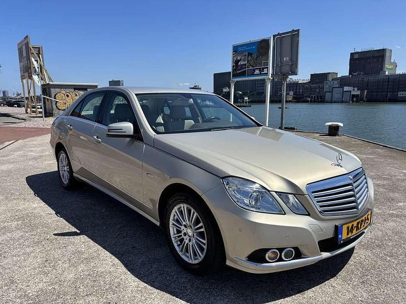 Beige Gebruikt 2010 Mercedes E200 Elegance Sedan | € 10.950 (Eerlijke prijs) - Afbeelding 1/4