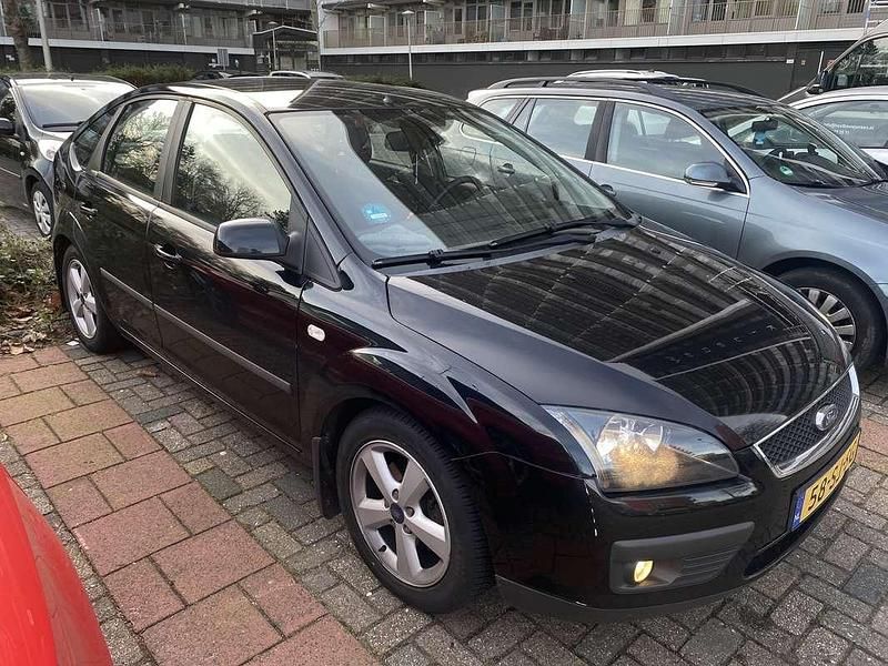 Zwart Occasion 2006 Ford Focus Futura Hatchback | € 1.400 (Goede deal) - Afbeelding 1/4