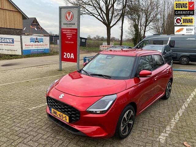 Rood Gebruikt 2025 Suzuki Swift Style Hatchback | € 21.750 (Iets duurder) - Afbeelding 1/4