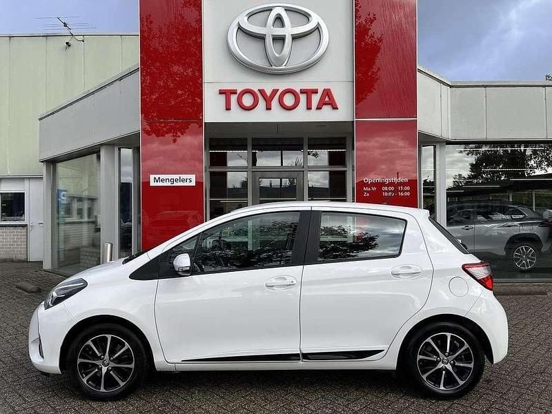 Occasion Toyota Yaris Hybrid Design 101 PK (74 kW) 2018 Wit Hatchback