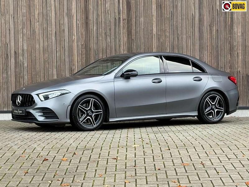 Grijs (metallic) Gebruikt 2021 Mercedes A45 AMG Business Sedan | € 31.900 - Afbeelding 1/4