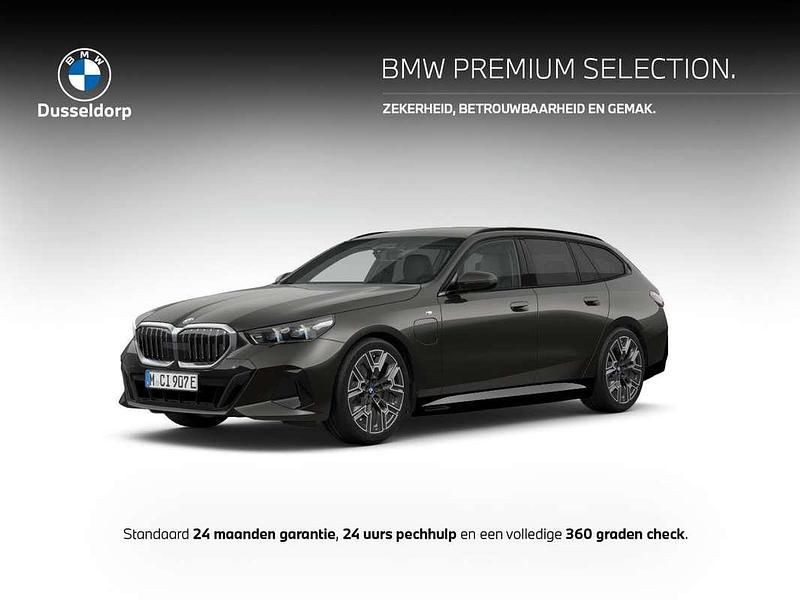 Grijs Gebruikt 2025 BMW 530e M Sport Stationwagen | € 65.950 - Afbeelding 1/2