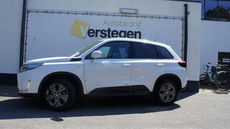 Wit Gebruikt 2024 Suzuki Vitara SUV | € 25.950 (Eerlijke prijs) - Afbeelding 1/4