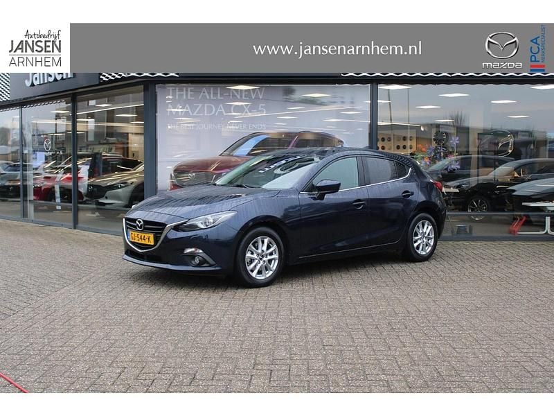Deep crystal blue (donker blauw) Occasion 2015 Mazda 3 Hatchback | € 15.900 (Eerlijke prijs) - Afbeelding 1/4