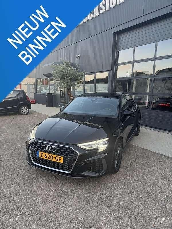 Zwart, metallic lak Gebruikt 2021 Audi A3 Sportback e-tron Competition Sedan | € 32.950 (Iets duurder) - Afbeelding 1/4
