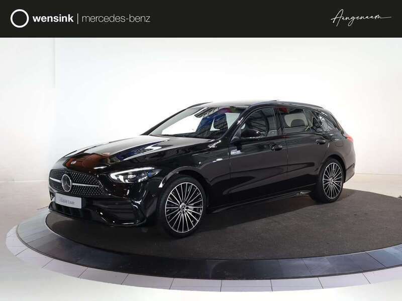 Zwart, metallic lak Nieuw 2025 Mercedes C300e Business Stationwagen | € 69.429 (Eerlijke prijs) - Afbeelding 1/4