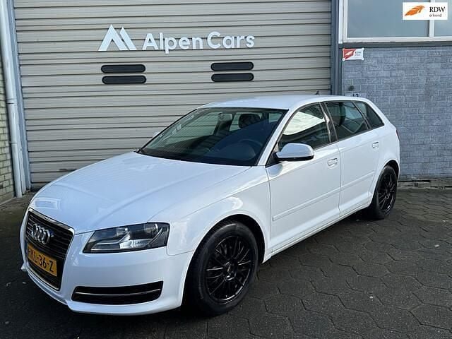 Wit Occasion 2010 Audi A3 Sportback Ambiente Hatchback | € 6.295 (Eerlijke prijs) - Afbeelding 1/4