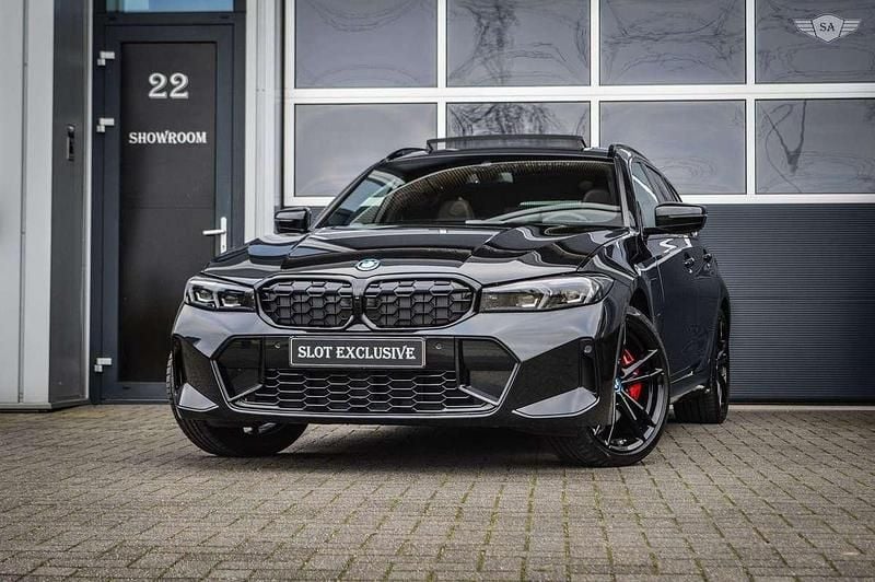 Zwart (metallic) Gebruikt 2023 BMW 330e M Sport Stationwagen | € 44.950 (Goede deal) - Afbeelding 1/4