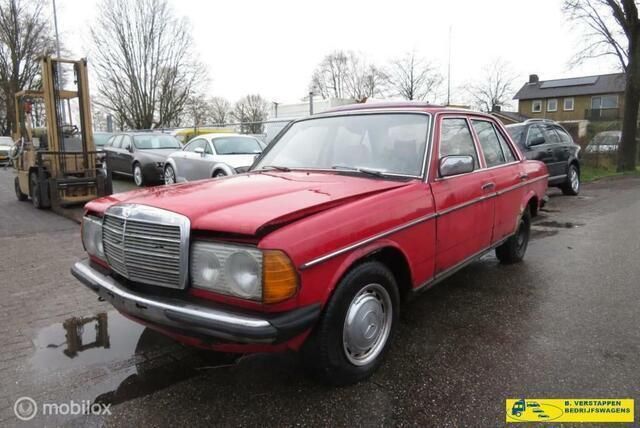 Rood Gebruikt 1979 Mercedes 200 Sedan | € 1.250 - Afbeelding 1/4