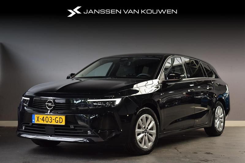 Zwart Gebruikt 2023 Opel Astra Stationwagen | € 22.395 (Eerlijke prijs) - Afbeelding 1/4