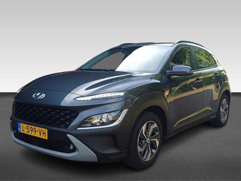 Grijs, metallic lak Gebruikt 2021 Hyundai Kona Comfort SUV | € 20.930 (Eerlijke prijs) - Afbeelding 1/4