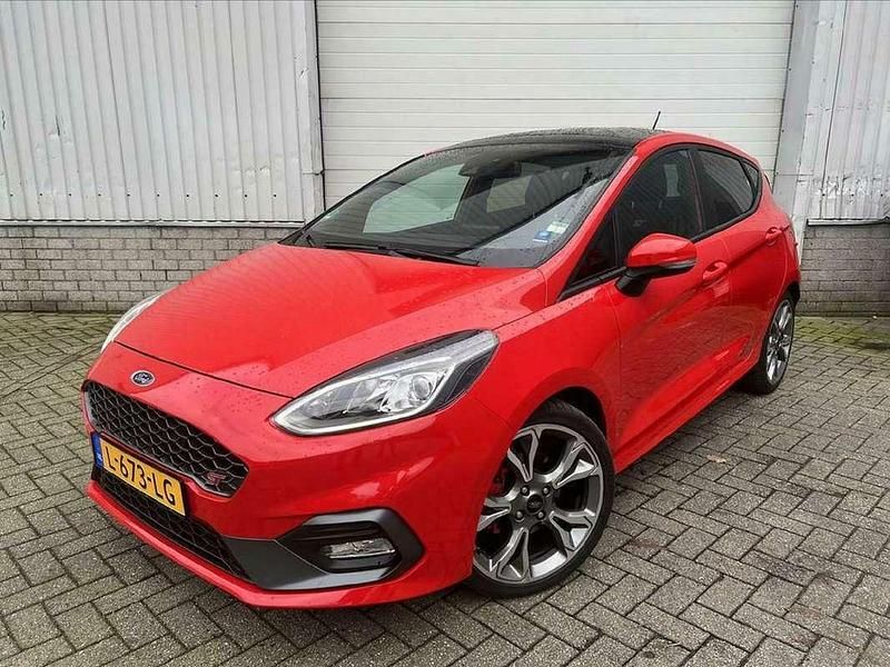 Rood Occasion 2018 Ford Fiesta S Sedan | € 15.999 (Eerlijke prijs) - Afbeelding 1/4