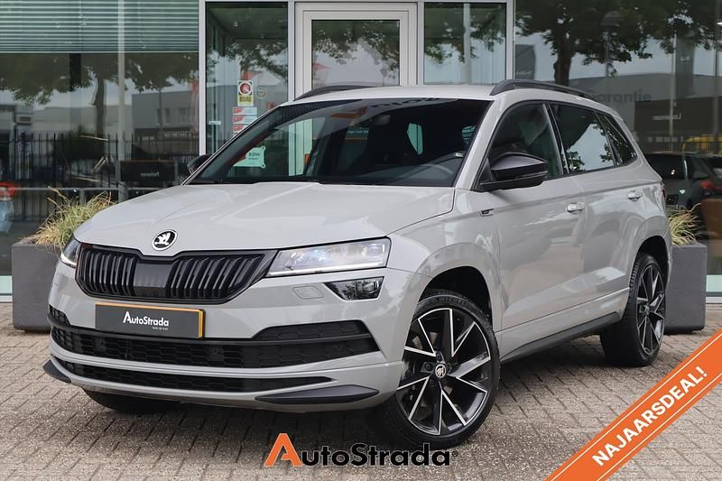 Grijs Gebruikt 2021 Skoda Karoq SportLine SUV | € 27.900 (Eerlijke prijs) - Afbeelding 1/4