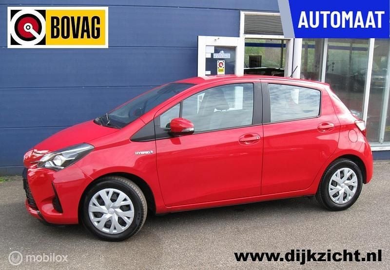 Rood Occasion 2020 Toyota Yaris Hybrid Active Hatchback | € 16.445 (Goede deal) - Afbeelding 1/4
