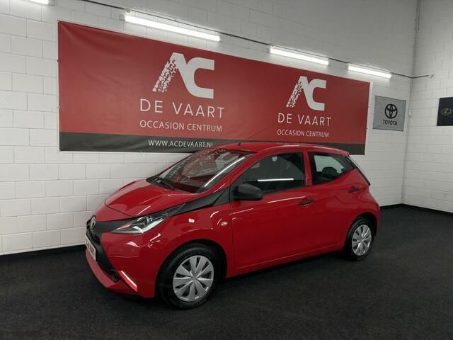 Rood Gebruikt 2015 Toyota Aygo Hatchback | € 5.850 (Eerlijke prijs) - Afbeelding 1/4
