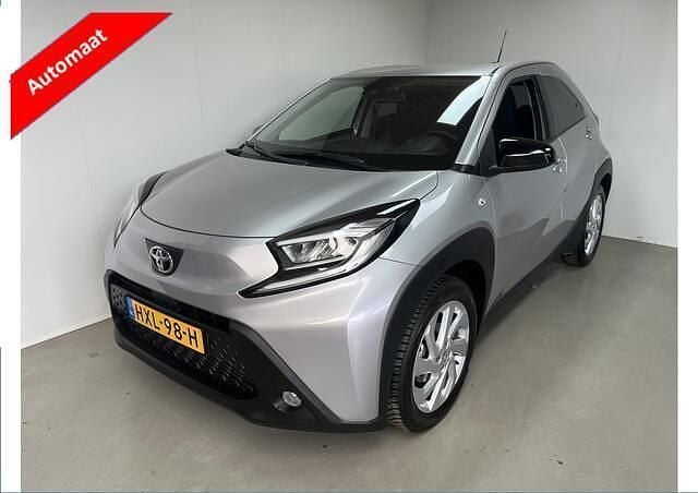 Grijs Gebruikt 2023 Toyota Aygo Envy Hatchback | € 19.495 (Goede deal) - Afbeelding 1/4