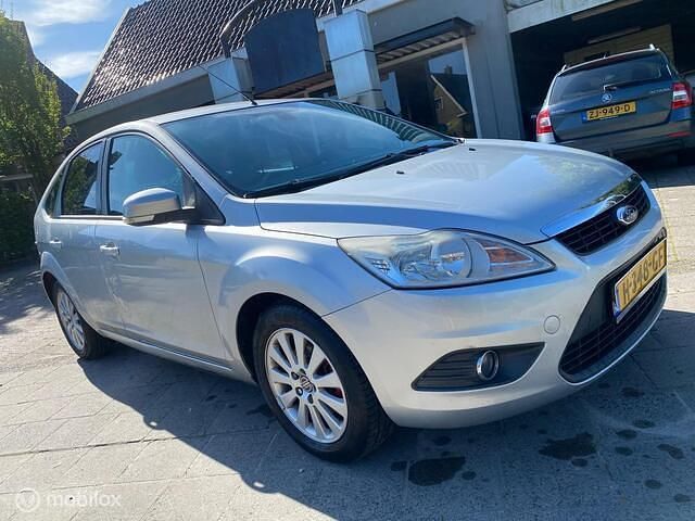 Grijs Gebruikt 2009 Ford Focus Ghia Hatchback | € 1.995 (Goede deal) - Afbeelding 1/4